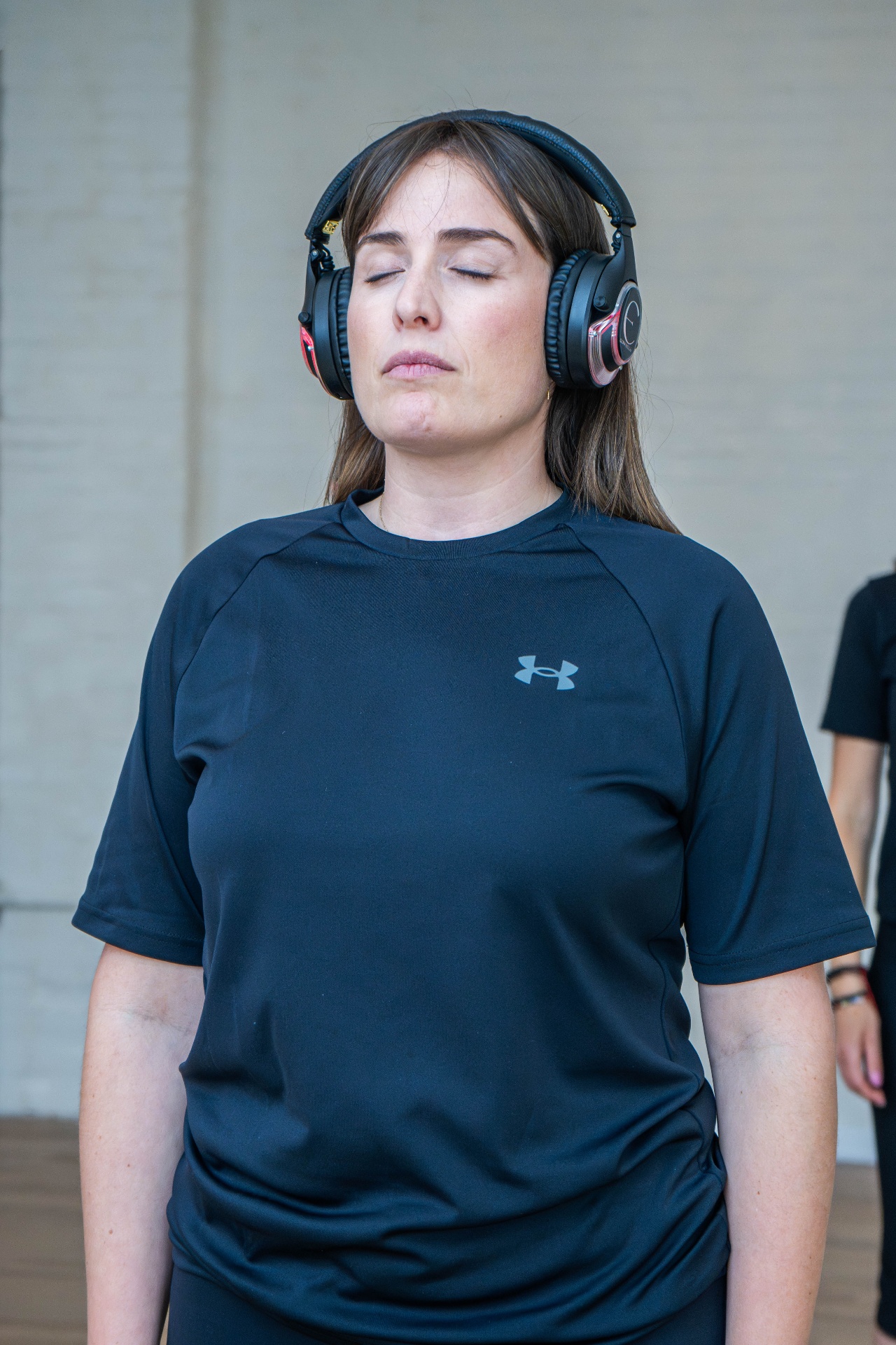 Participante con auriculares y sonido binaural